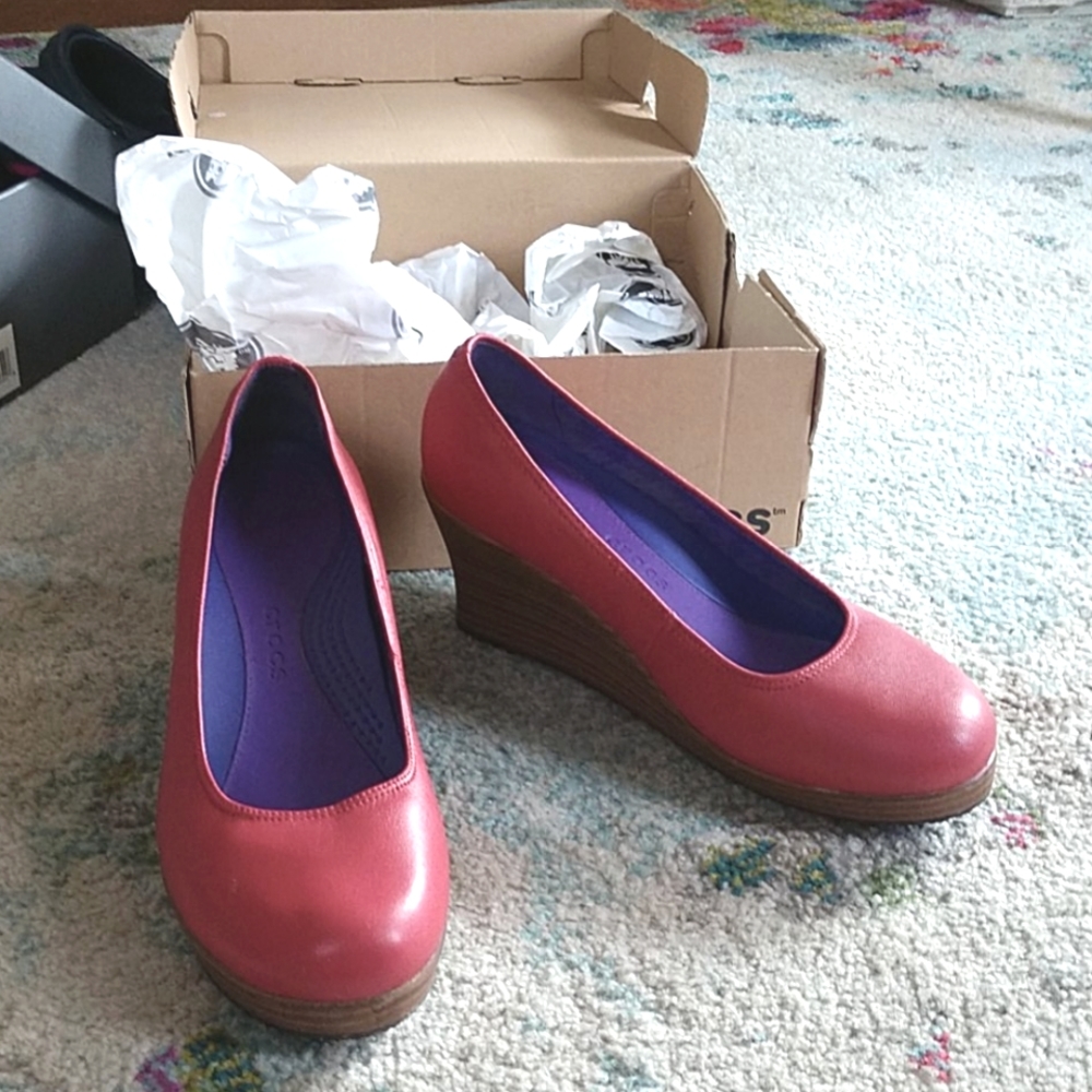 Crocs a-leigh closed toe wedge